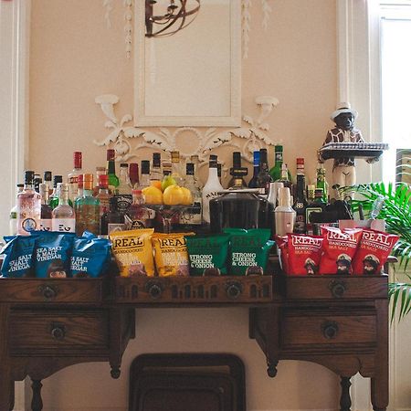 Darwin'S Townhouse Bed & Breakfast Шрусбъри Екстериор снимка A wet bar