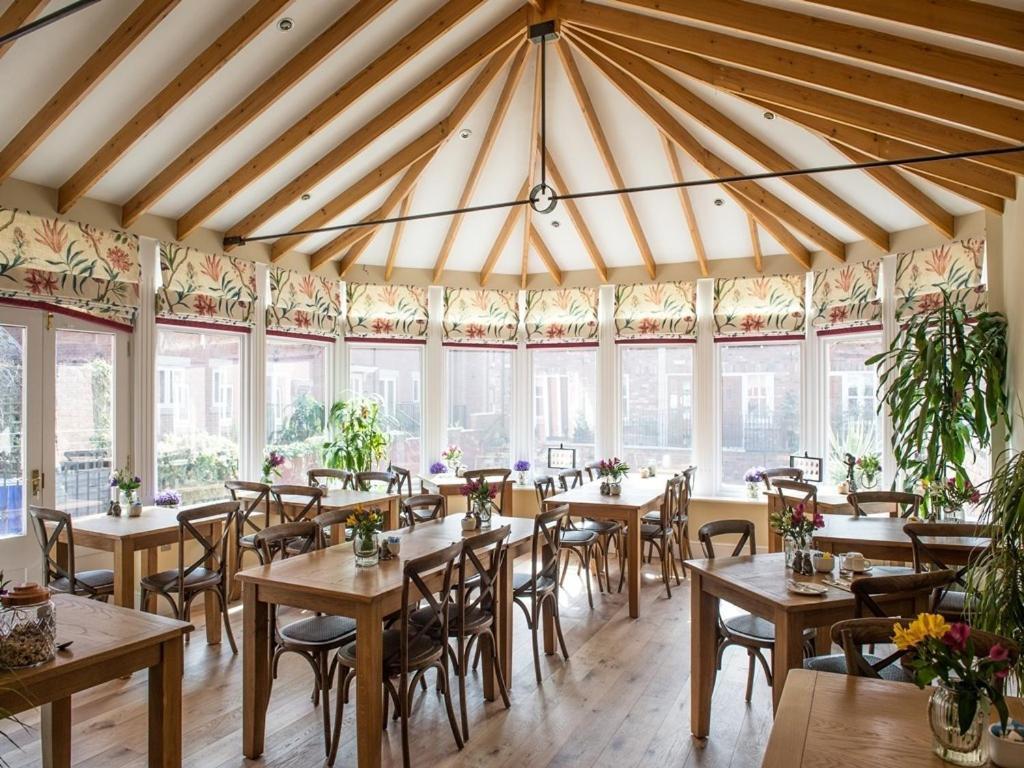 Darwin'S Townhouse Bed & Breakfast Шрусбъри Екстериор снимка The restaurant at the National Motor Museum