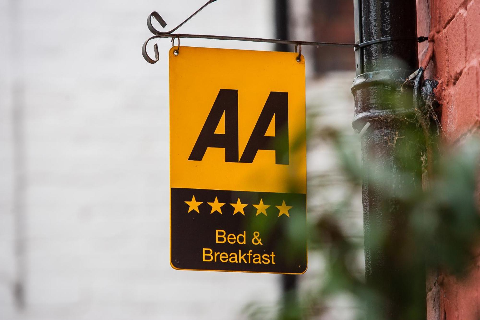 Darwin'S Townhouse Bed & Breakfast Шрусбъри Екстериор снимка AA sign