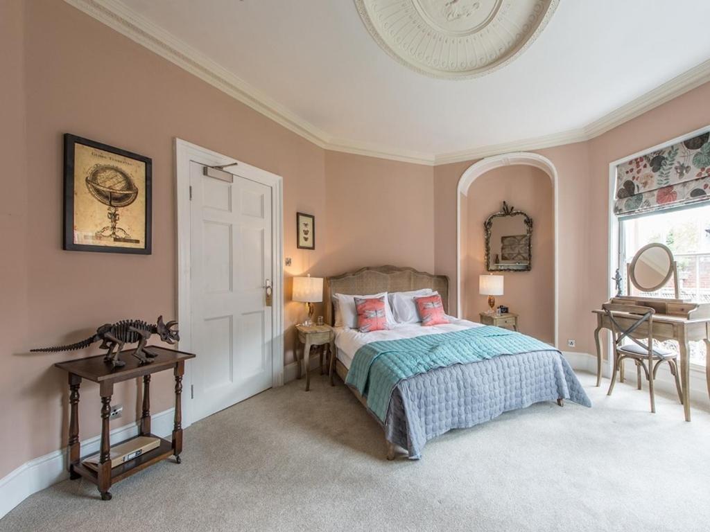 Darwin'S Townhouse Bed & Breakfast Шрусбъри Екстериор снимка The bedroom of the 18th-century house