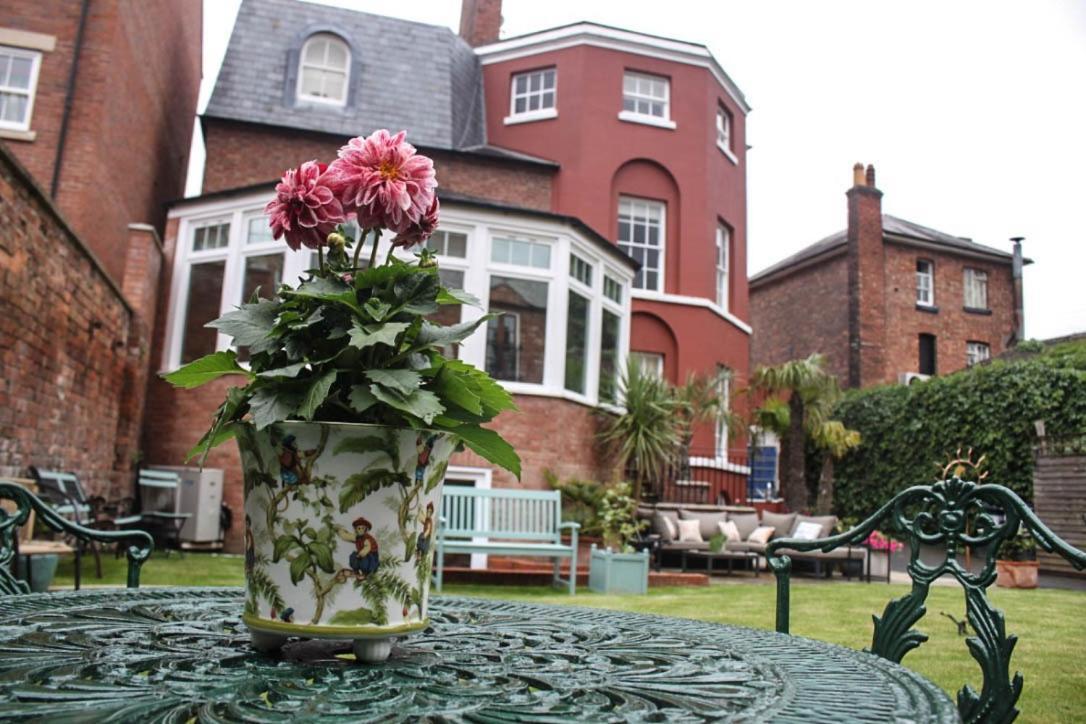 Darwin'S Townhouse Bed & Breakfast Шрусбъри Екстериор снимка The garden of the former school