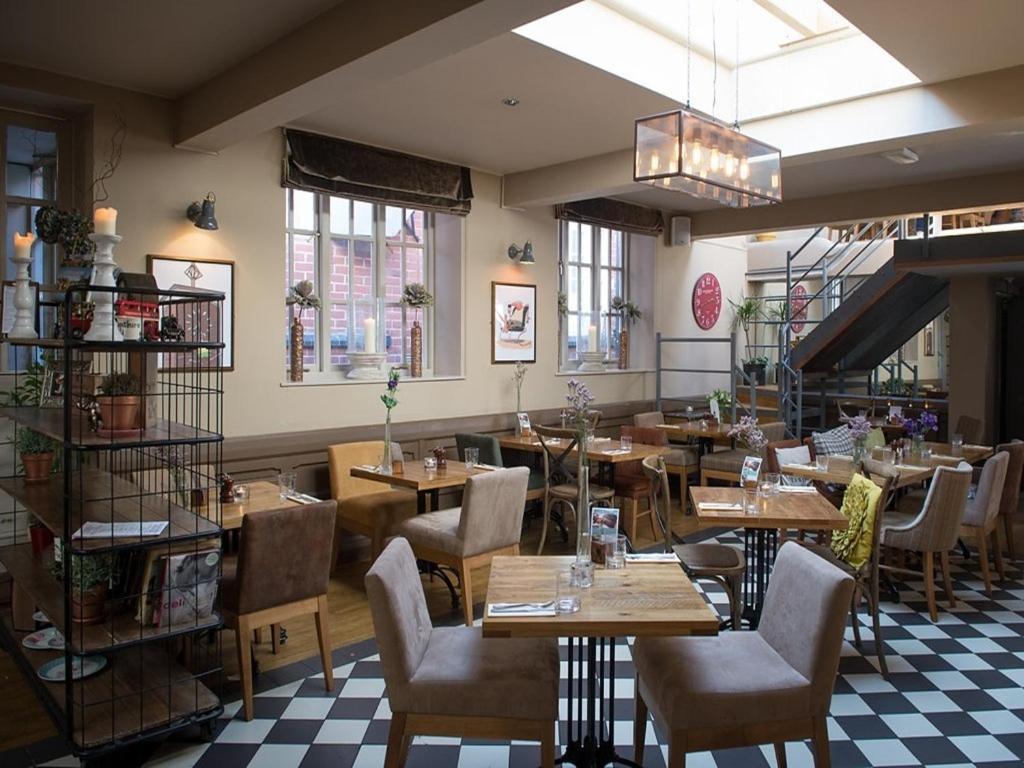 Darwin'S Townhouse Bed & Breakfast Шрусбъри Екстериор снимка The restaurant at The Old Bank