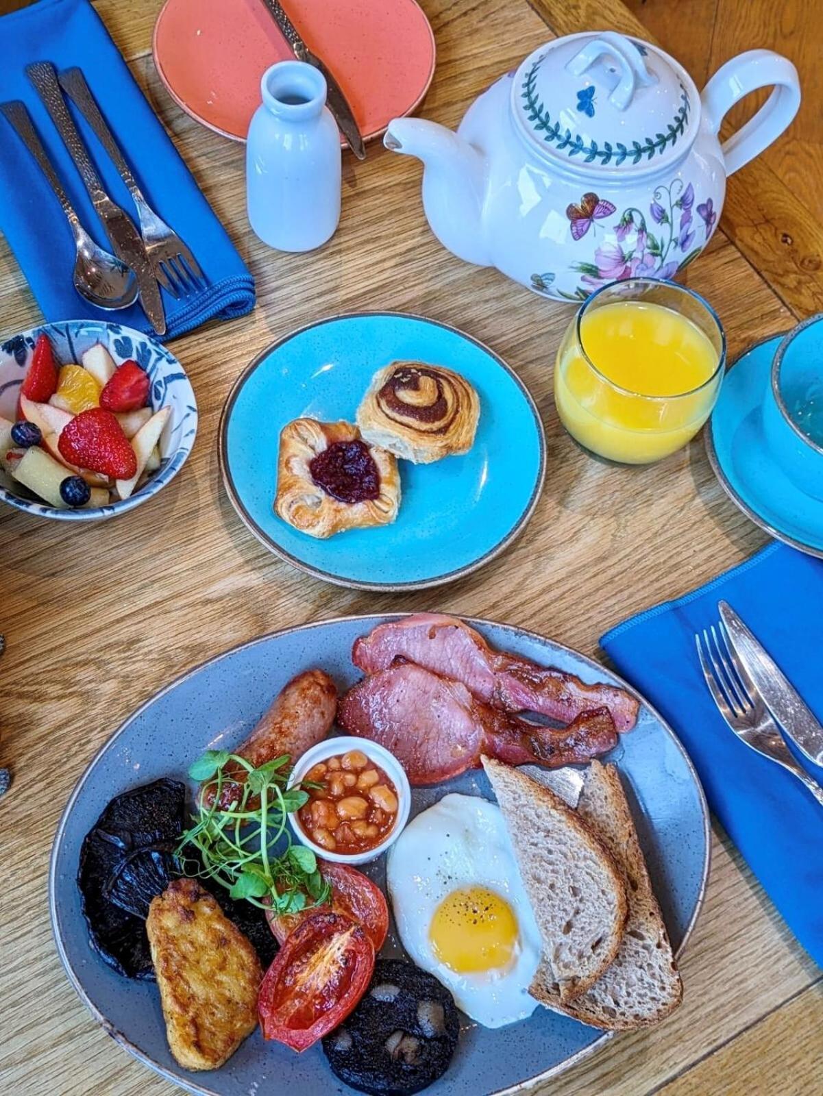 Darwin'S Townhouse Bed & Breakfast Шрусбъри Екстериор снимка A full English breakfast