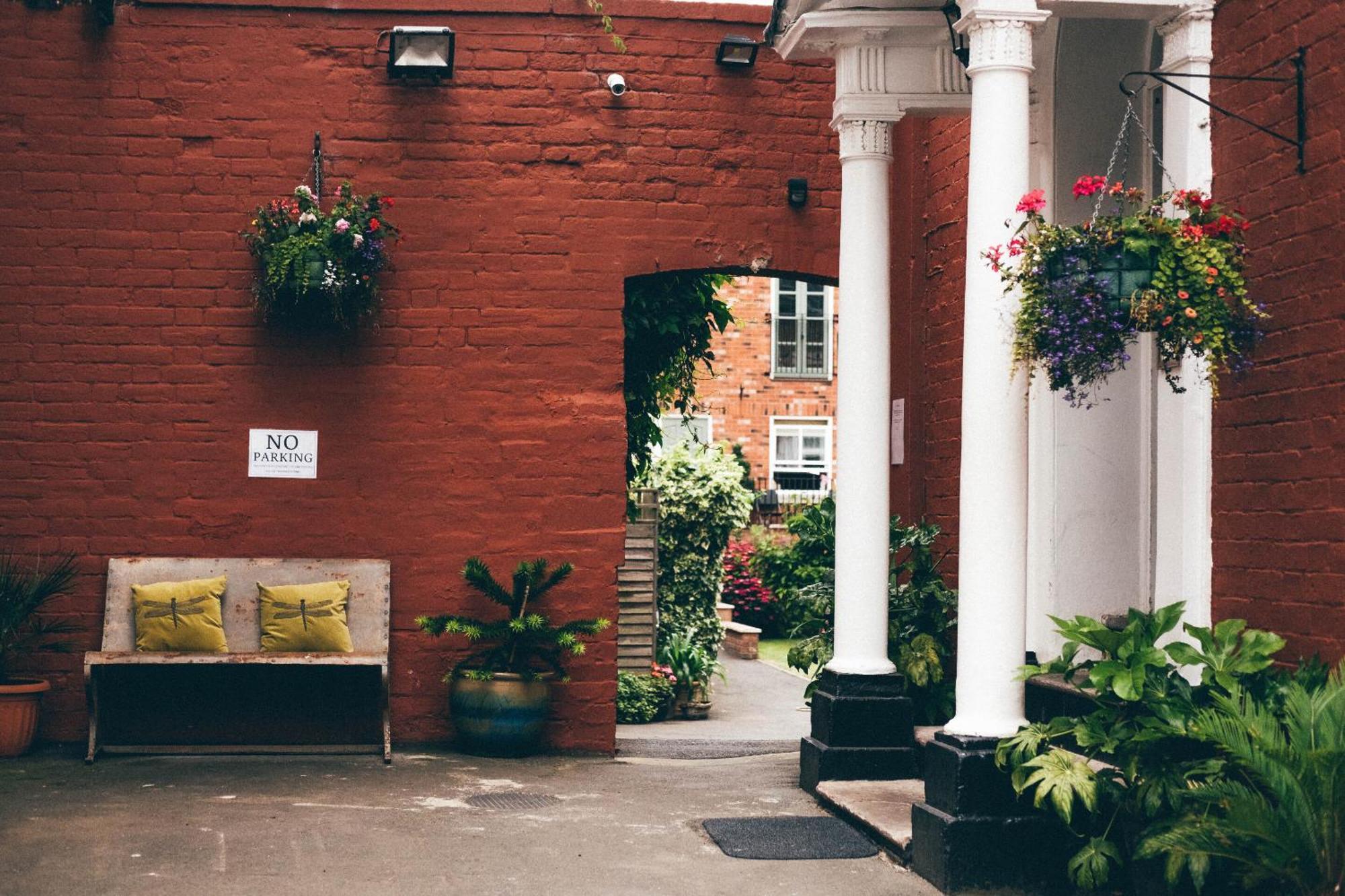 Darwin'S Townhouse Bed & Breakfast Шрусбъри Екстериор снимка The entrance to the courtyard of the former St. Mary's Hospital