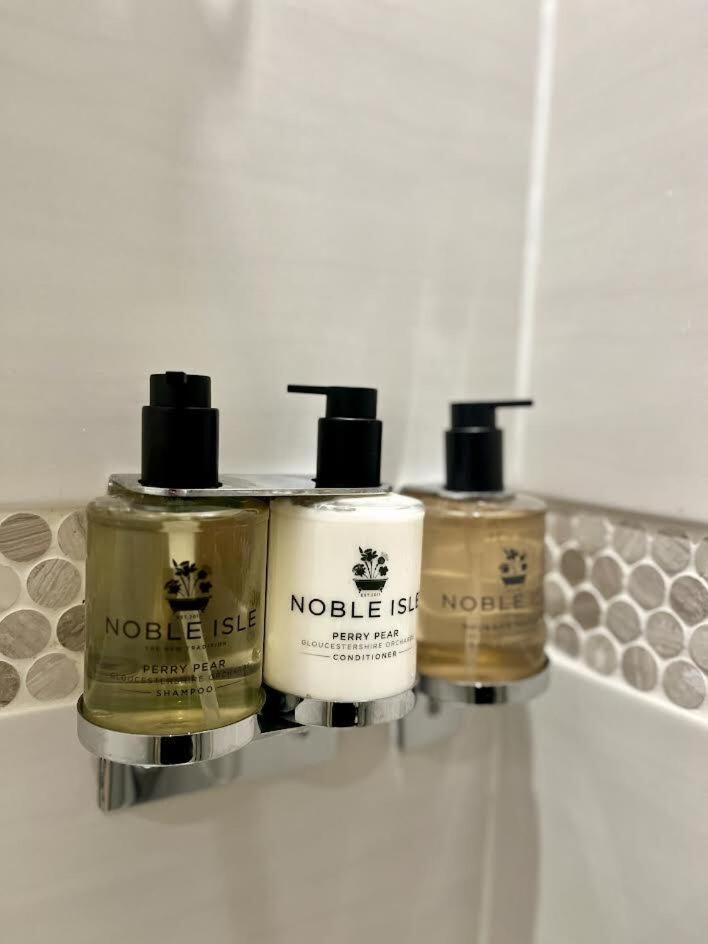 Darwin'S Townhouse Bed & Breakfast Шрусбъри Стая снимка Noble Isle products