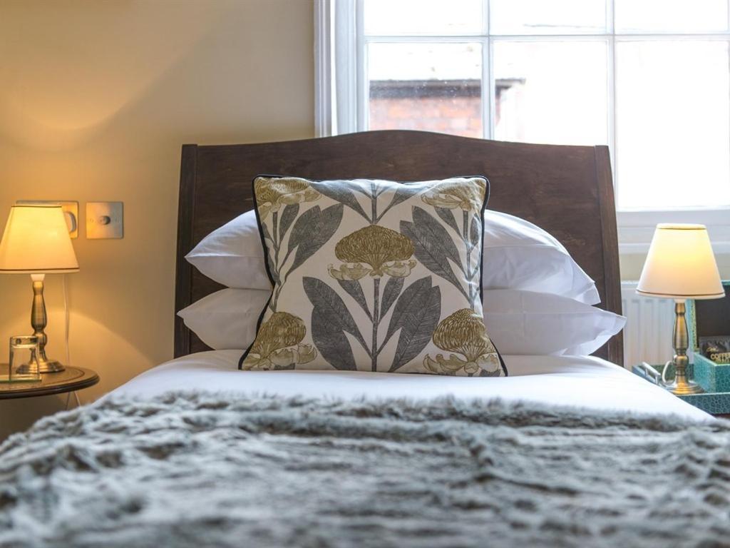 Darwin'S Townhouse Bed & Breakfast Шрусбъри Стая снимка A bed with a throw
