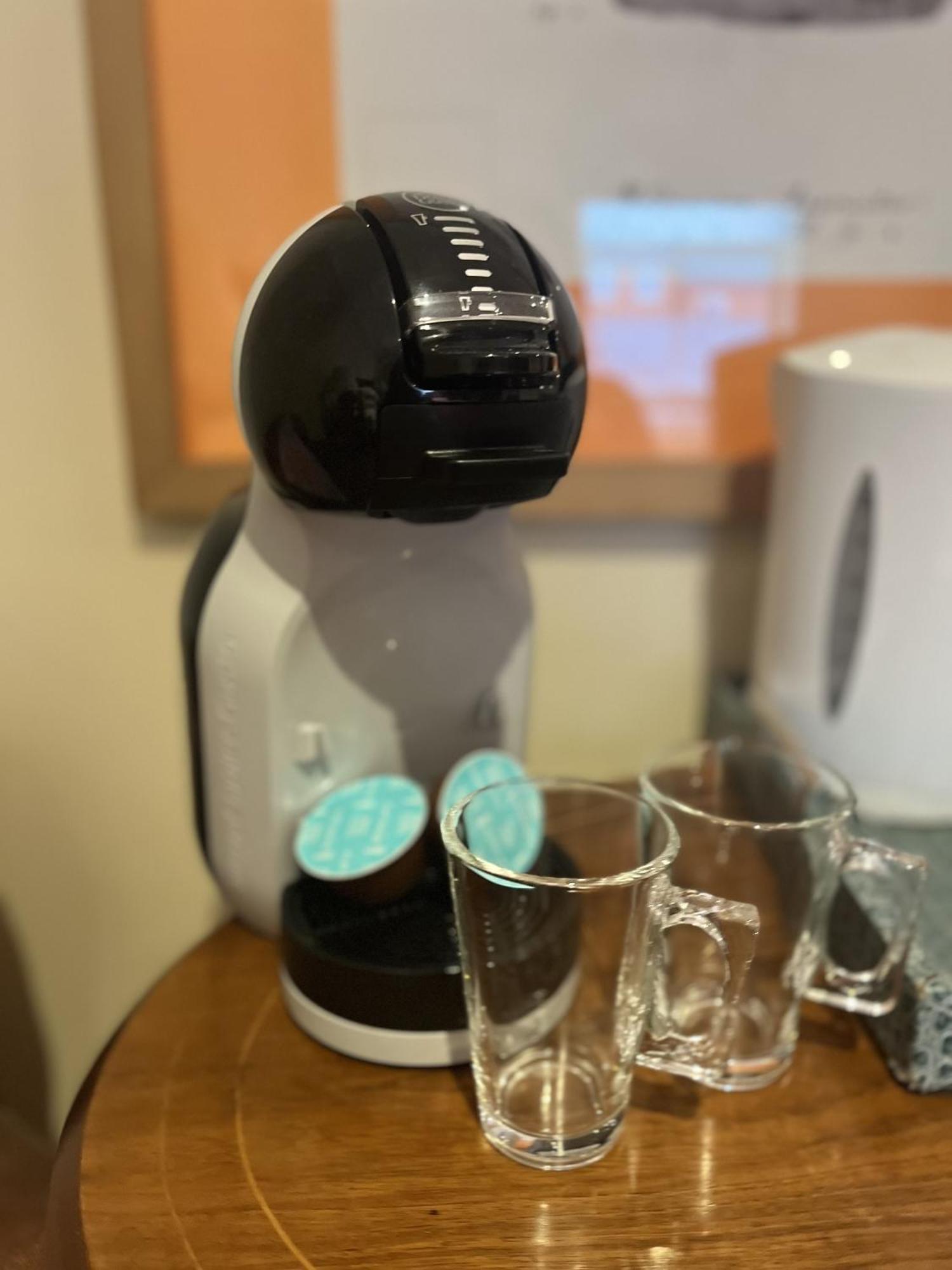 Darwin'S Townhouse Bed & Breakfast Шрусбъри Стая снимка A Dolce Gusto coffee machine
