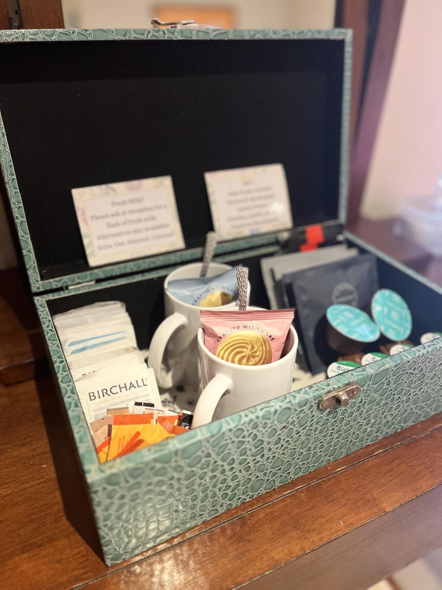 Darwin'S Townhouse Bed & Breakfast Шрусбъри Стая снимка A tea box