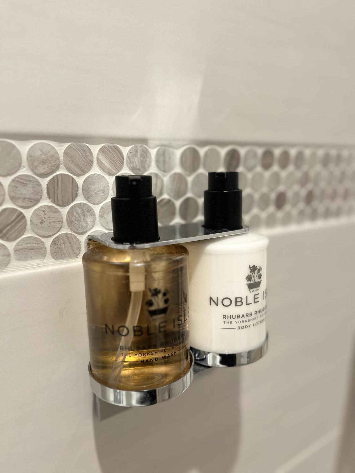 Darwin'S Townhouse Bed & Breakfast Шрусбъри Стая снимка Noble Isle products