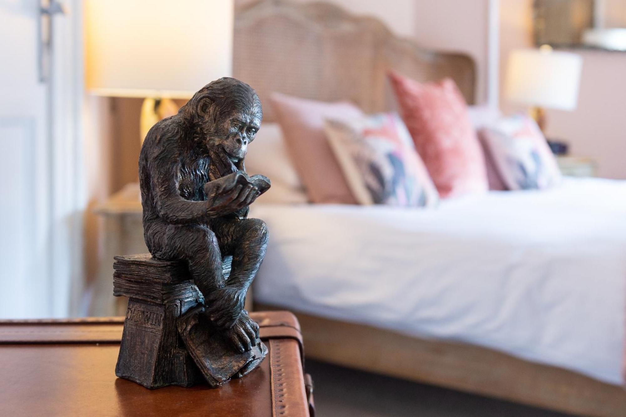 Darwin'S Townhouse Bed & Breakfast Шрусбъри Стая снимка A sculpture of a monkey sitting on a suitcase