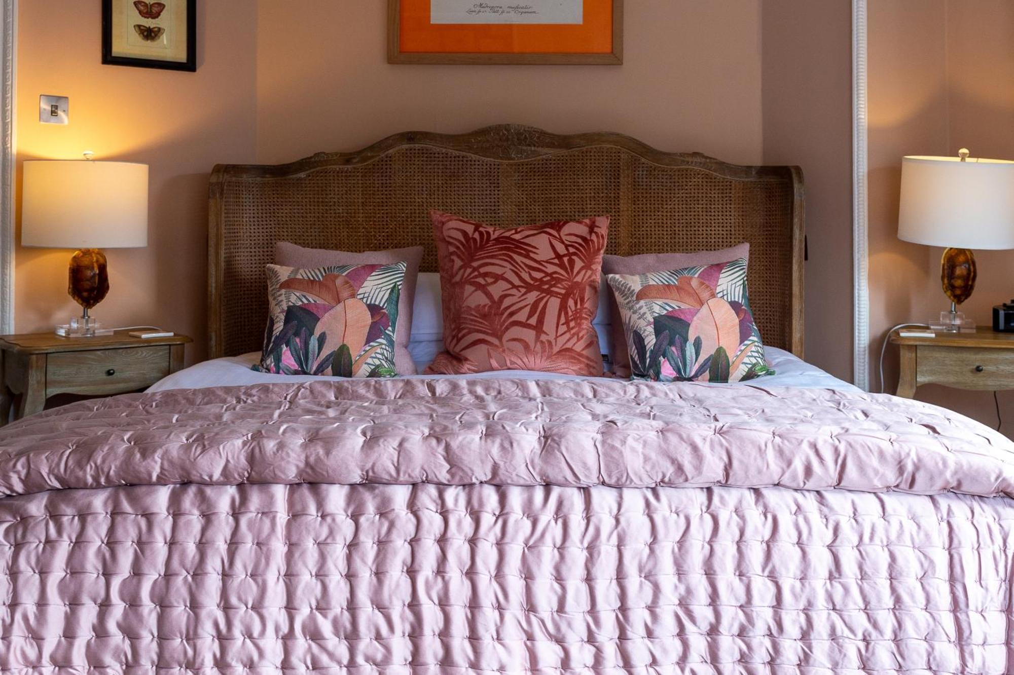 Darwin'S Townhouse Bed & Breakfast Шрусбъри Стая снимка A bed with a duvet