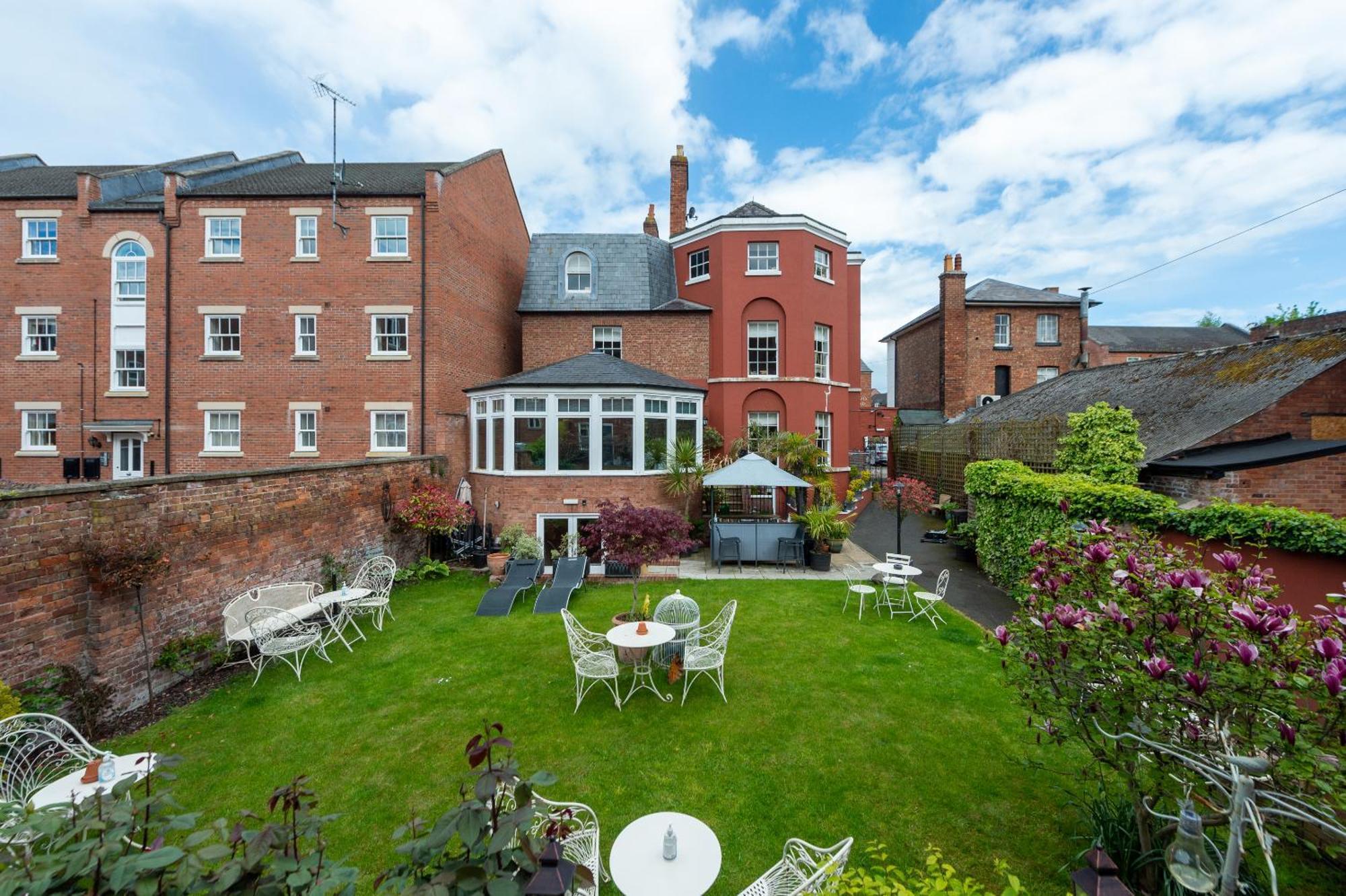 Darwin'S Townhouse Bed & Breakfast Шрусбъри Стая снимка The garden of the hotel